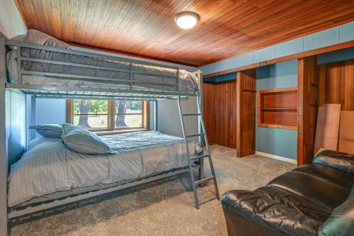 מיטה או מיטות קומותיים בחדר ב-Chippewa Falls Retreat on Lake Wissota with 2 Decks!