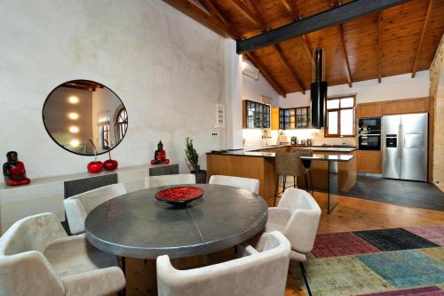 una cucina con tavolo, sedie e bancone di Luminous Luxury Apartment a Chania