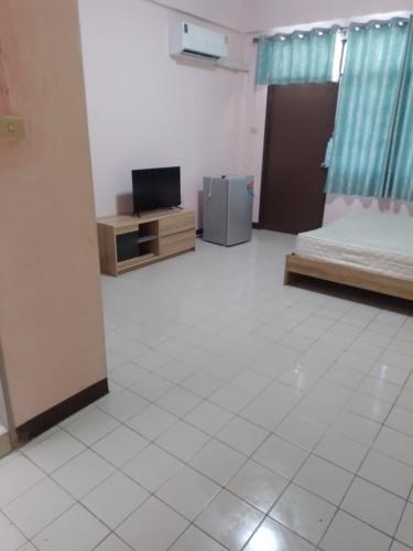 a room with a room with a tv and a bed at Hotel lima lima in Pattaya