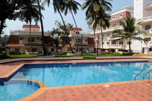 a large swimming pool in front of a large building at Coco Loco Colva in Colva