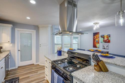 Η κουζίνα ή μικρή κουζίνα στο Sunny Hearne Home Near Universities!
