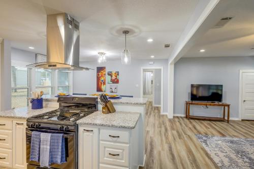 Η κουζίνα ή μικρή κουζίνα στο Sunny Hearne Home Near Universities!