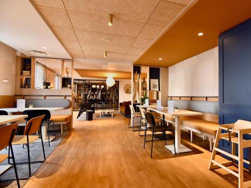 um restaurante com mesas e cadeiras num quarto em Ibis Budget Nantes Reze Aeroport em Rezé