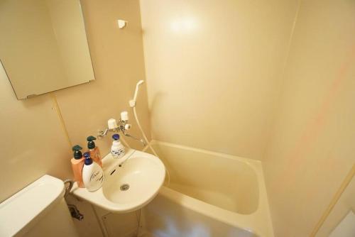 een kleine badkamer met een wastafel en een toilet bij Apartment House Floor Assemble 402 in Osaka