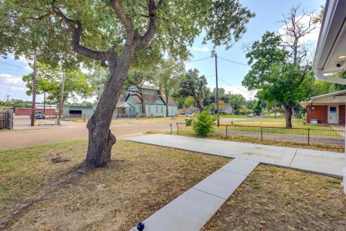 Κήπος έξω από το Sunny Hearne Home Near Universities!