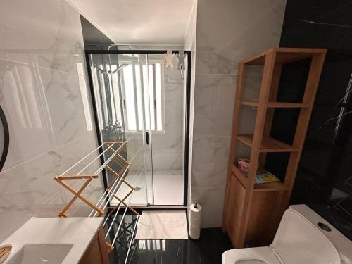 un bagno con doccia e WC di Apartamento Horizonte Azul Cullera a Cullera