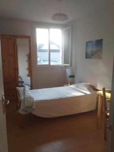 Petite chambre calme et lumineuse