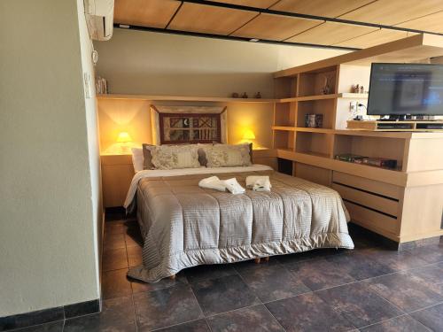 ein Schlafzimmer mit einem Bett mit zwei Handtüchern darauf in der Unterkunft APART CLUB San Pedro Río Naturaleza y Relax in San Pedro