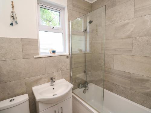 een badkamer met een wastafel, een toilet en een douche bij 8 Rosewall Cottages in St Ives