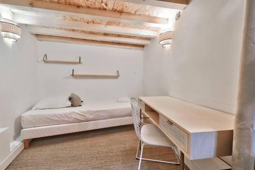 a white room with a desk and a bed at NOCNOC - Le Terrazzo - Petite piscine et jardin en ville in Montpellier