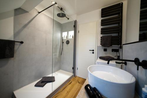 Ett badrum på EDLER WOHNRAUM Modernes Vorstadtstudio mit Kaffeevollautomat, Garten & Netflix