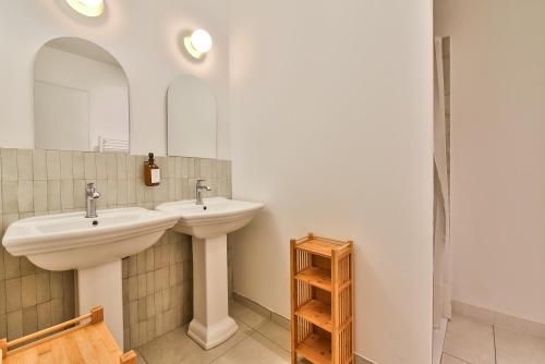 La salle de bains est pourvue de 2 lavabos et d'un miroir. dans l'établissement NOCNOC - Le Terrazzo - Petite piscine et jardin en ville, à Montpellier