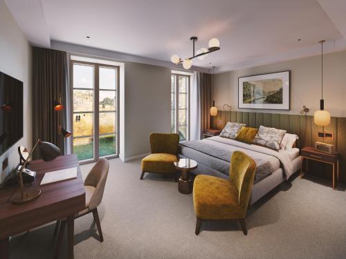sypialnia z łóżkiem, krzesłami i biurkiem w obiekcie Bailiffgate Hotel w mieście Alnwick