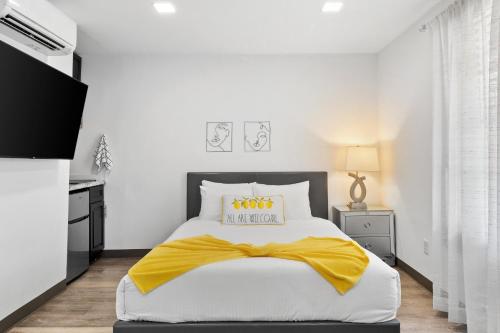 Katil atau katil-katil dalam bilik di Sunset Inn-South Miami