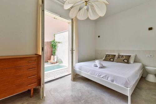 a bedroom with a bed and a bathroom with a tub at NOCNOC Le Joïa - Petite piscine et jardin en ville in Montpellier