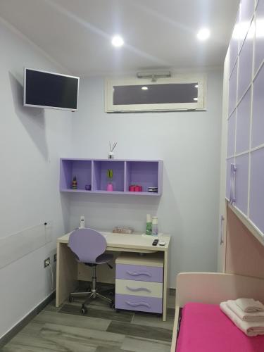 a room with a desk and a purple chair at Villa Giulia in Pozzuoli