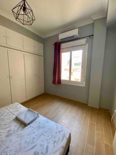 Postel nebo postele na pokoji v ubytování Cozy flat Korydallos