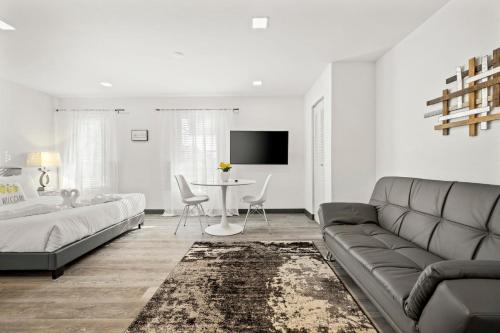 Katil atau katil-katil dalam bilik di Sunset Inn-South Miami