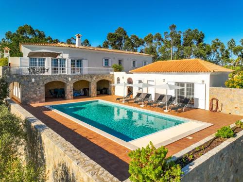 una foto di una villa con piscina di Vivenda Clemens a São Brás de Alportel