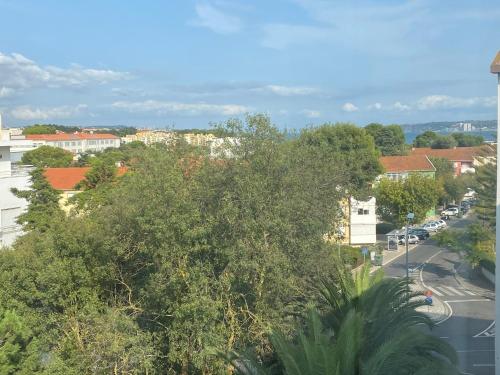 uitzicht op een stad met bomen en een straat bij Carcavelos Beach walking distance room in shared apartment in Oeiras