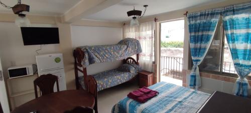 Habitación pequeña con cama y mesa en Delta House en Salta