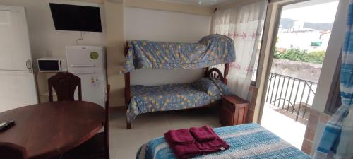 Habitación pequeña con 1 dormitorio con mesa y 1 cama en Delta House en Salta
