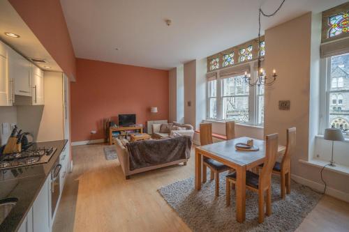 cocina y sala de estar con mesa y sillas en Cloister View en Fort Augustus