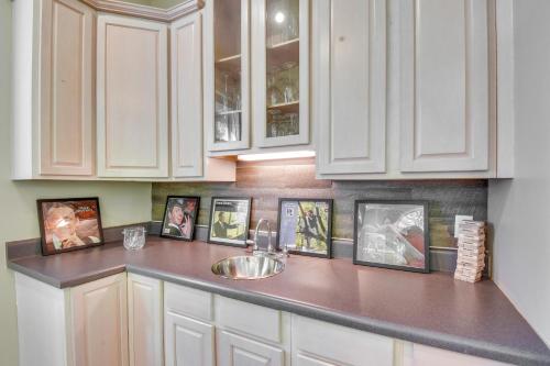 Una cocina o zona de cocina en 2 Mi to Clemson Central Villa with Deck, Near Lakes
