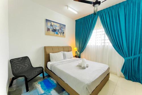 Studio Room Near Airport @ KLIA في سيبانغ: غرفة نوم بسرير وكرسي وستائر زرقاء