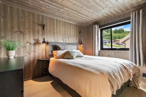 um quarto com uma cama e uma janela em Hodlekvevegen 307 em Sogndal