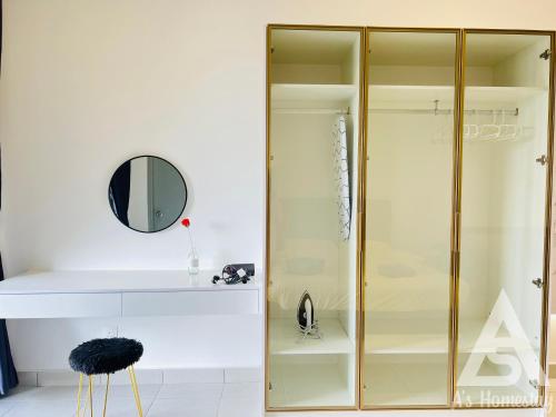 La salle de bains blanche est pourvue d'une douche en verre et d'un miroir. dans l'établissement Netizen Soho 2pax MRT Cheras Wi-Fi TV Box VsHome, à Cheras