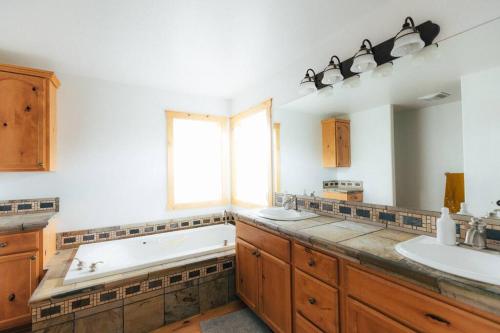 y baño con 2 lavabos y bañera. en Sun Valley Getaway: 3BR/2.5BA, en Hailey