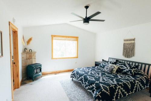 1 dormitorio con 1 cama y ventilador de techo en Sun Valley Getaway: 3BR/2.5BA, en Hailey