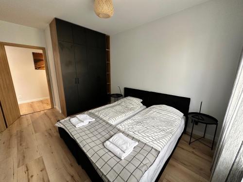 1 dormitorio con 1 cama con 2 toallas en Rezydencja Vintage Exclusive Series II, en Olsztyn