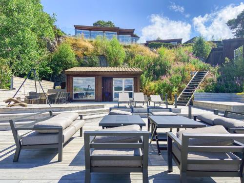 un patio avec des tables et des chaises ainsi qu'un kiosque dans l'établissement Magical place with the South Coast Norway!, à Kristiansand