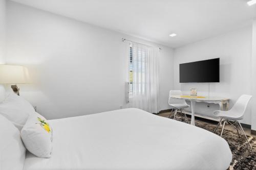 Televisyen dan/atau pusat hiburan di Sunset Inn-South Miami