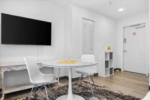 Televisyen dan/atau pusat hiburan di Sunset Inn-South Miami