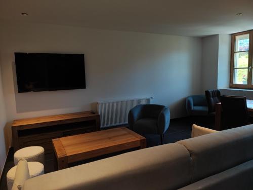 TV a/nebo společenská místnost v ubytování Géraniums Et Neige Fraîche, Maison d'Hôtes avec balnéo massante et sauna privatifs dans certaines suites haut standing