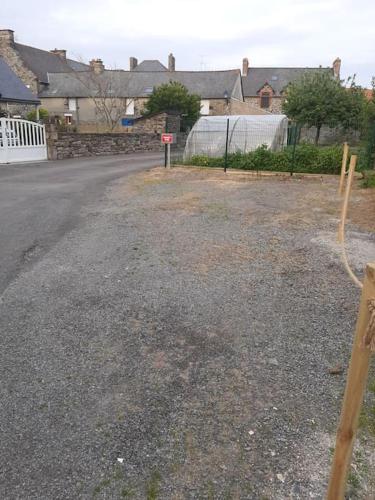 an empty street in a residential neighborhood with houses at La Perle Marine in Le Vivier-sur-Mer