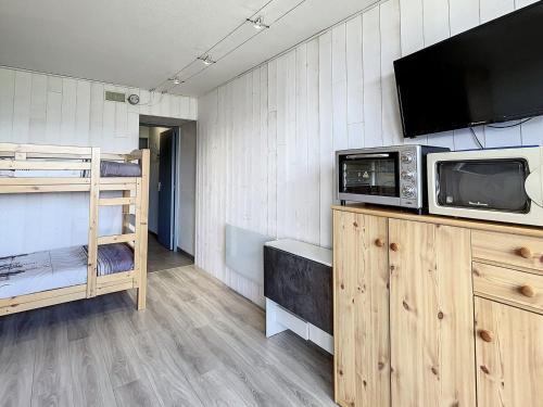 Postel nebo postele na pokoji v ubytování Studio rénové 4 pers, skis aux pieds, balcon, animaux admis - FR-1-267-219