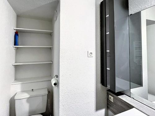 Koupelna v ubytování Studio rénové 4 pers, skis aux pieds, balcon, animaux admis - FR-1-267-219