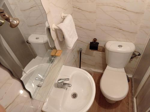 La salle de bains est pourvue de toilettes et d'un lavabo. dans l'établissement maison Halima, à Ifrane