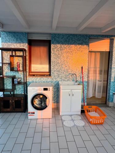 Kuchyň nebo kuchyňský kout v ubytování APPARTAMENTO ATTiCO CON TERRAZZO FIBI