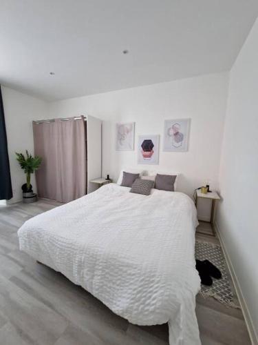 - une chambre blanche avec un grand lit blanc dans l'établissement 【】Le Prestigieux【】 , Belfort ville, à Belfort