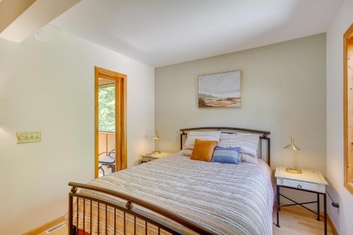 En eller flere senge i et værelse på Charming Stockholm Abode in Walkable Location!