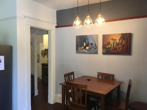 un comedor con una mesa y algunas pinturas en Entire cozy home in U-District, en Seattle