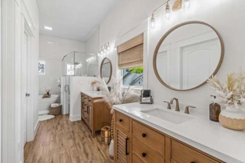 ein großes Bad mit einem Waschbecken und einem Spiegel in der Unterkunft Coco Milano in Jensen Beach