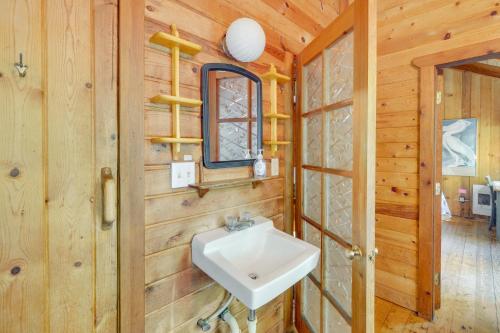 baño con lavabo en una pared de madera en Enchanting Arch Cape Retreat with Hot Tub, Fireplace, en Arch Cape