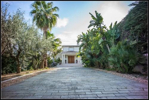 Photo de la galerie de l'établissement Fabulous architect Villa by the beach w/sea view!, à Vallauris