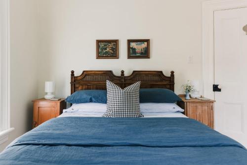 een slaapkamer met een blauw bed met 2 kussens bij Watson House - Century Home near Sandbanks in Cherry Valley